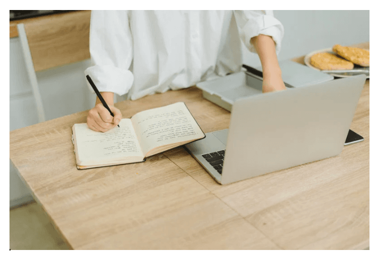 Virtual Assistant vs. Employee: The Showdown!